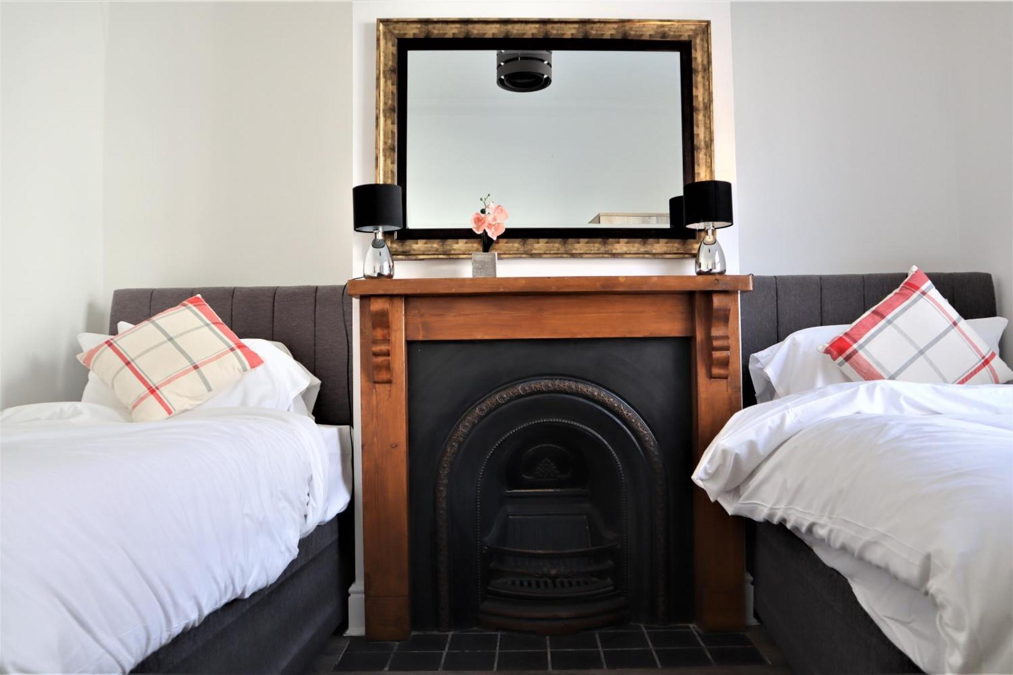 Victoria 4 Bedroom Serviced House Short Lets - Near Northampton Gen Hosp & Town Centre Экстерьер фото