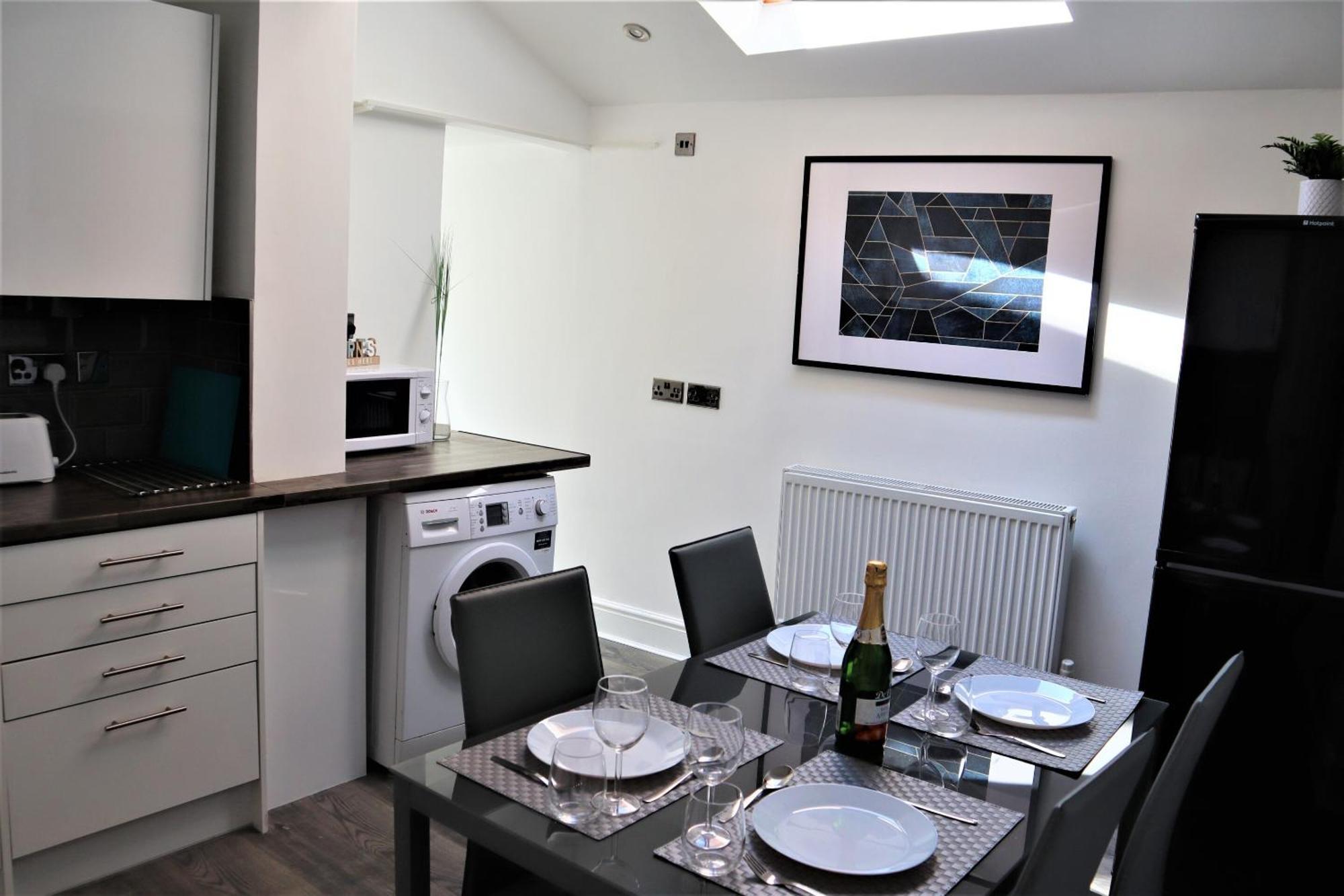 Victoria 4 Bedroom Serviced House Short Lets - Near Northampton Gen Hosp & Town Centre Экстерьер фото