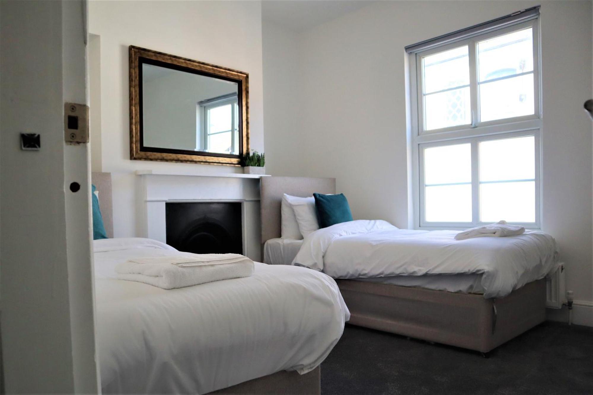 Victoria 4 Bedroom Serviced House Short Lets - Near Northampton Gen Hosp & Town Centre Экстерьер фото
