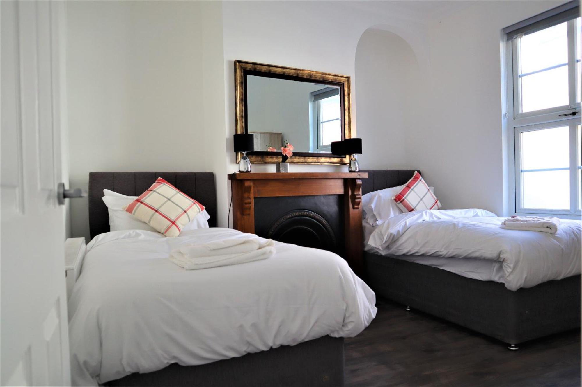 Victoria 4 Bedroom Serviced House Short Lets - Near Northampton Gen Hosp & Town Centre Экстерьер фото