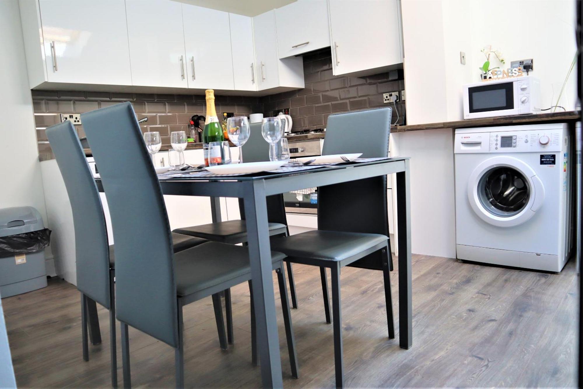 Victoria 4 Bedroom Serviced House Short Lets - Near Northampton Gen Hosp & Town Centre Экстерьер фото